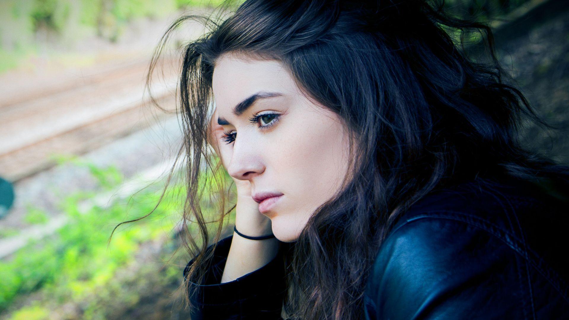 woman sitting outdoor during daytime