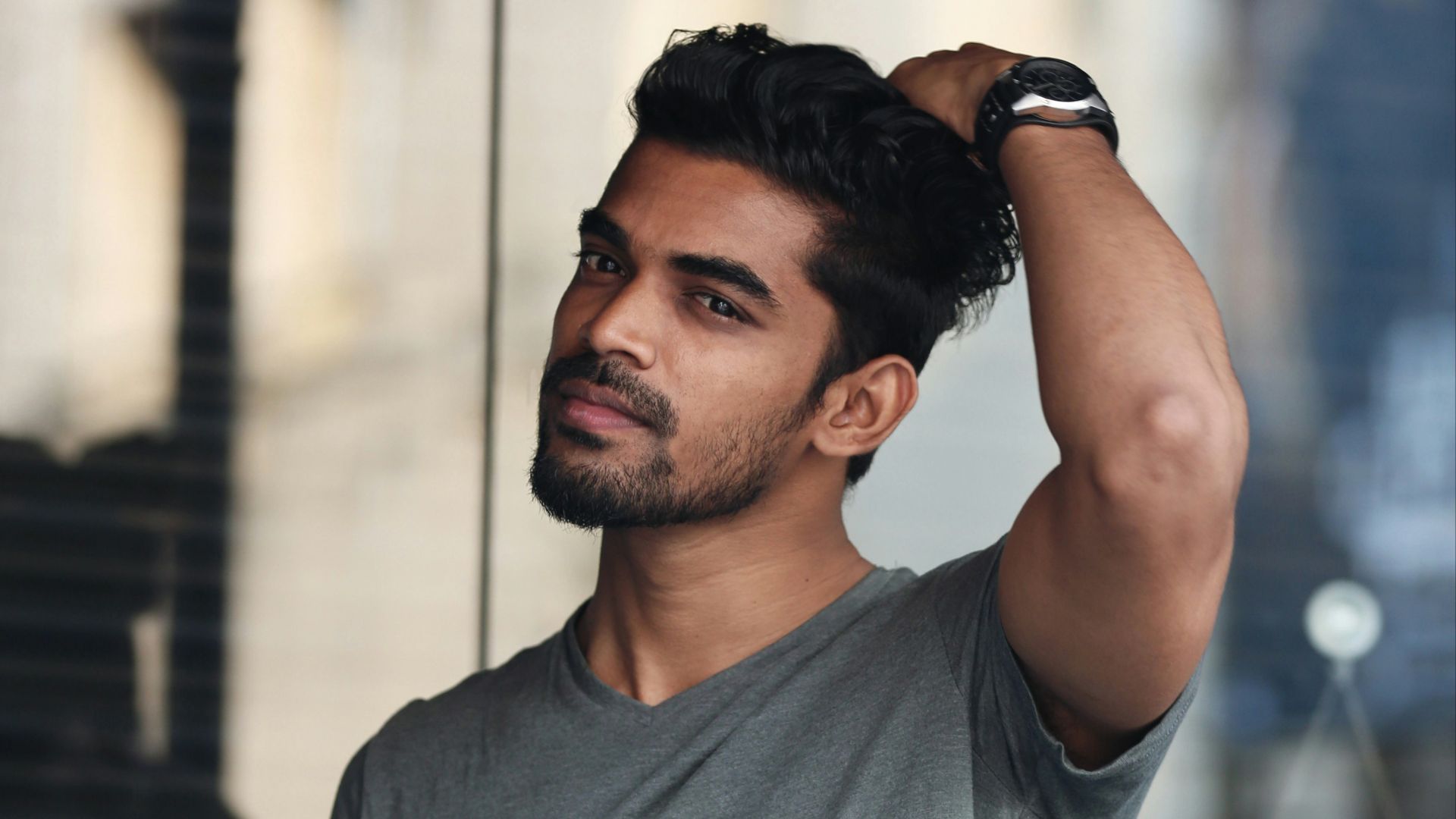 man wearing gray shirt