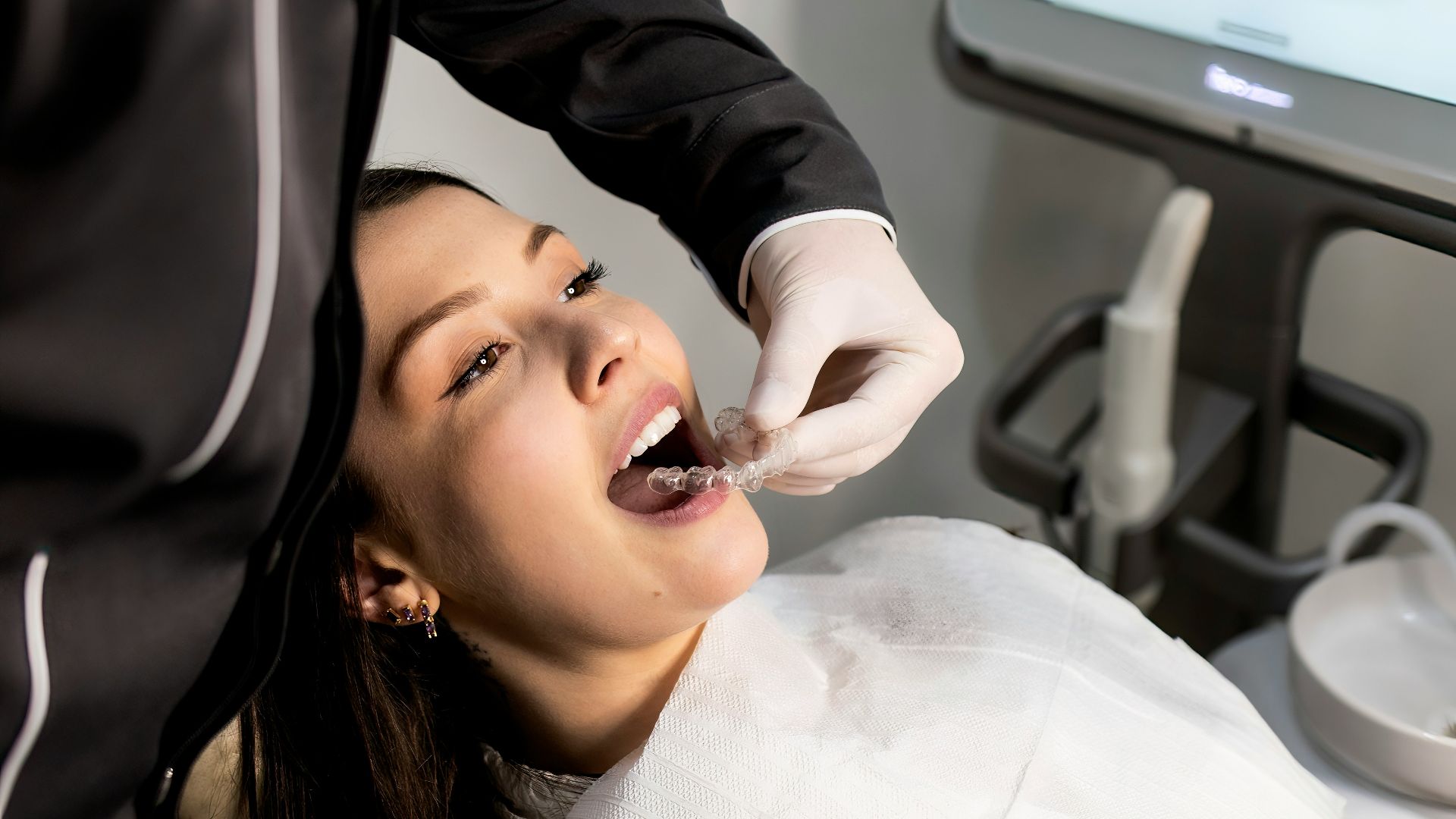 a person with the hand on the face