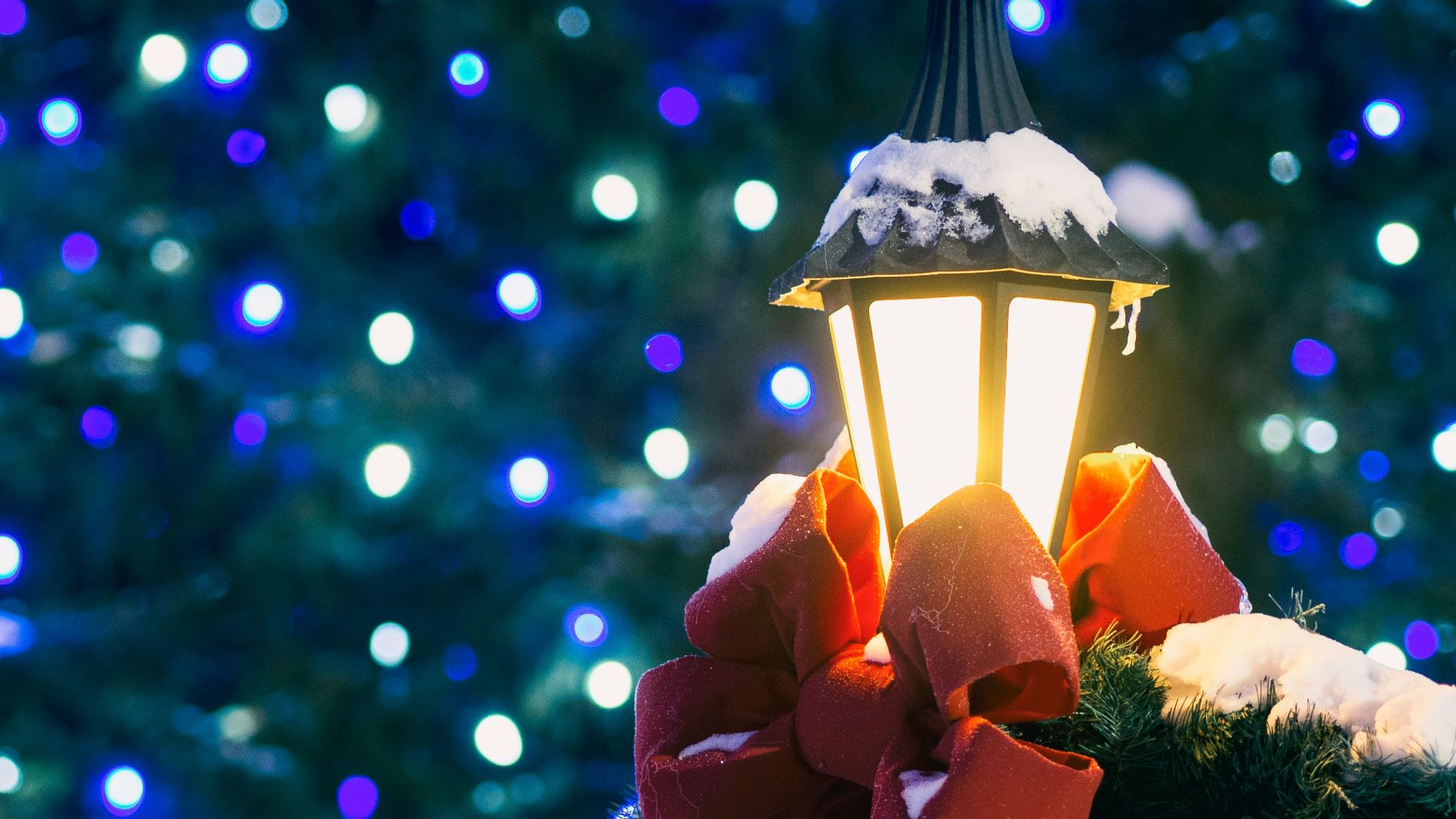 closeup photo of lantern lamp