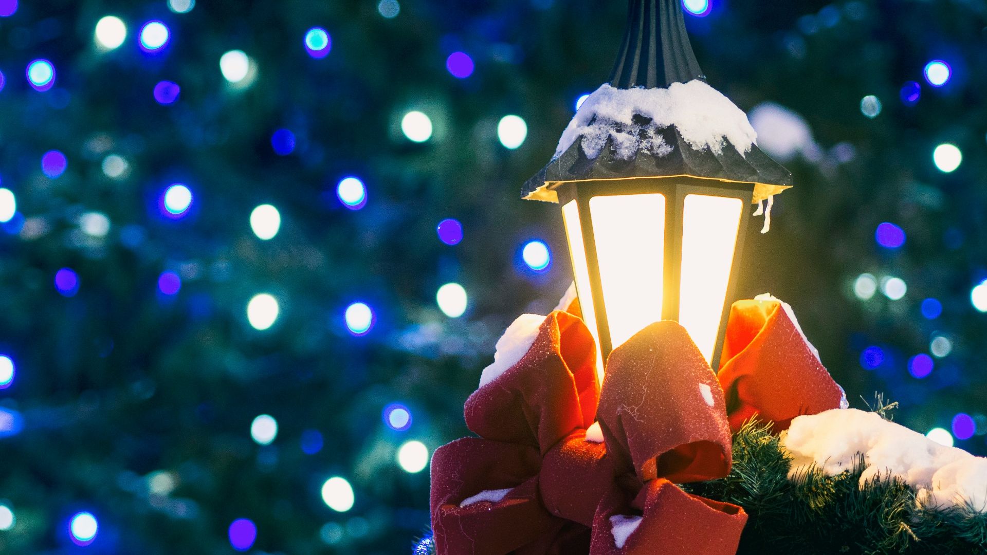 closeup photo of lantern lamp