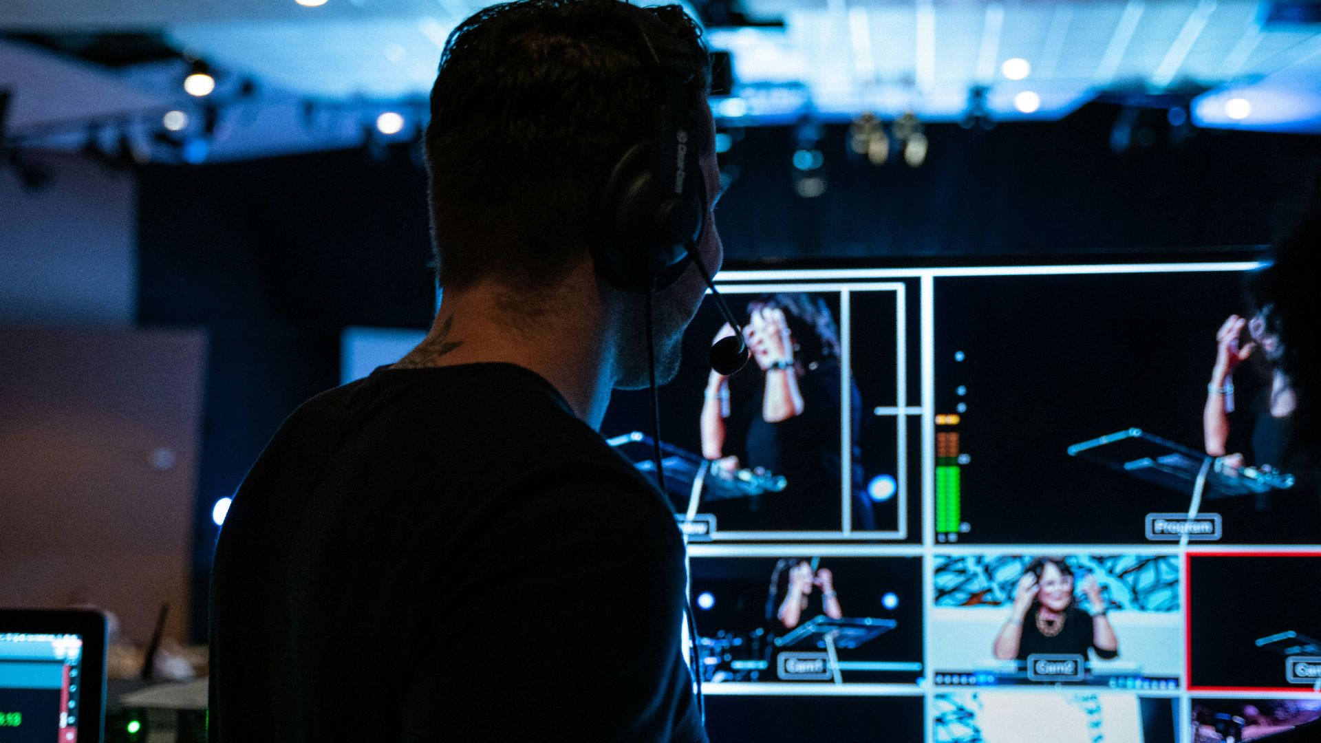 man in black crew neck t-shirt standing in front of people
