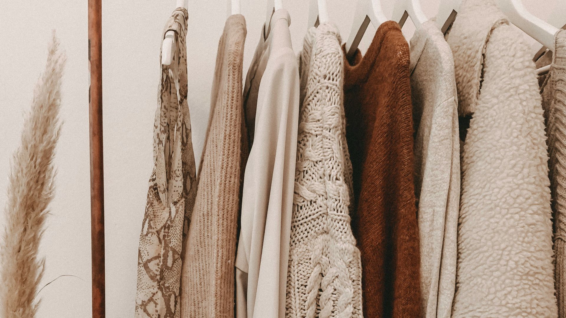 hanged top on brown and white clothes horse