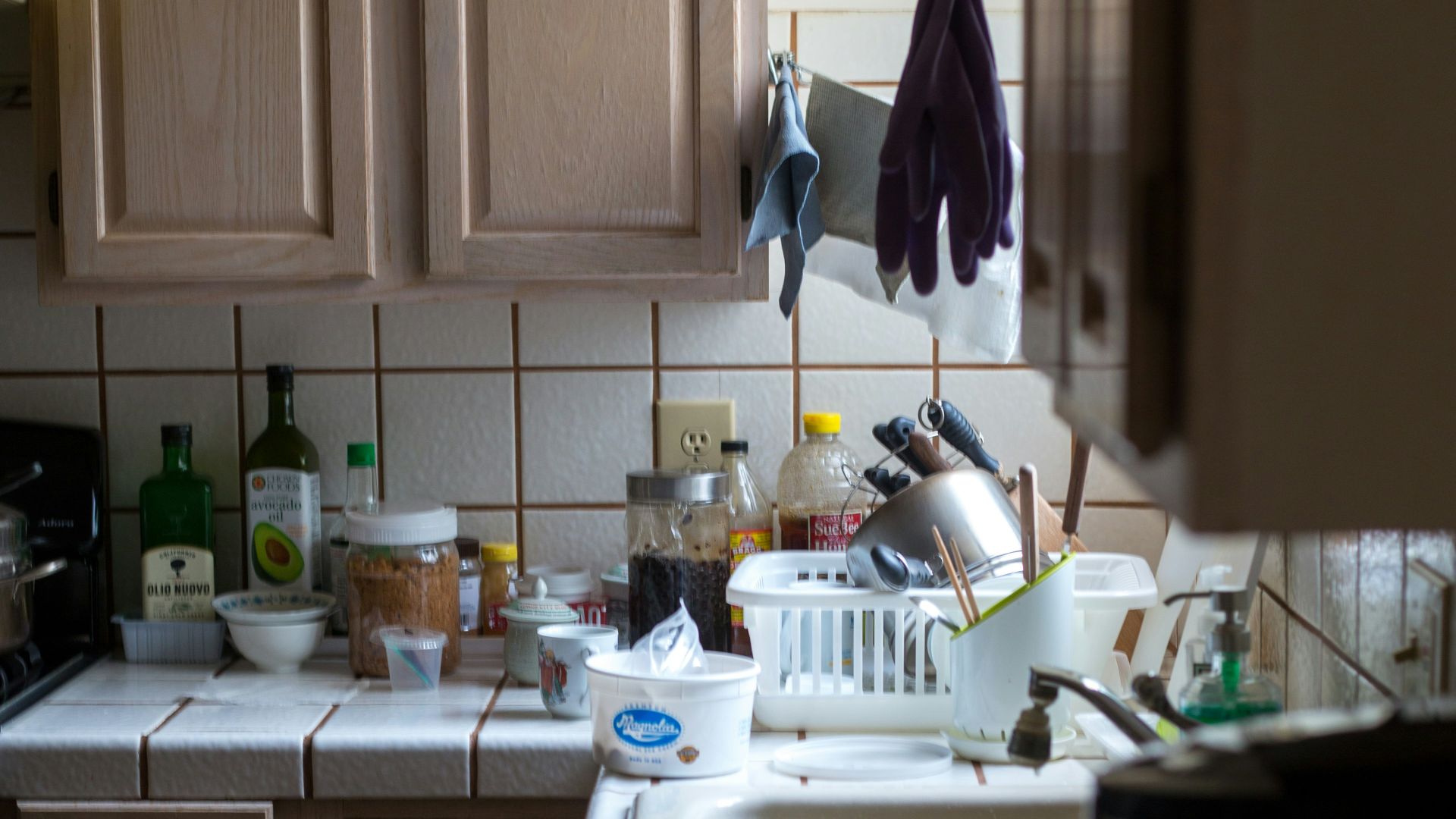 white wooden kitchen cabinet