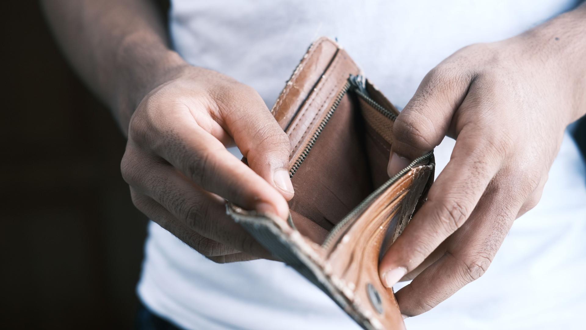 man-open-empty-wallet-thumb-rss.png
