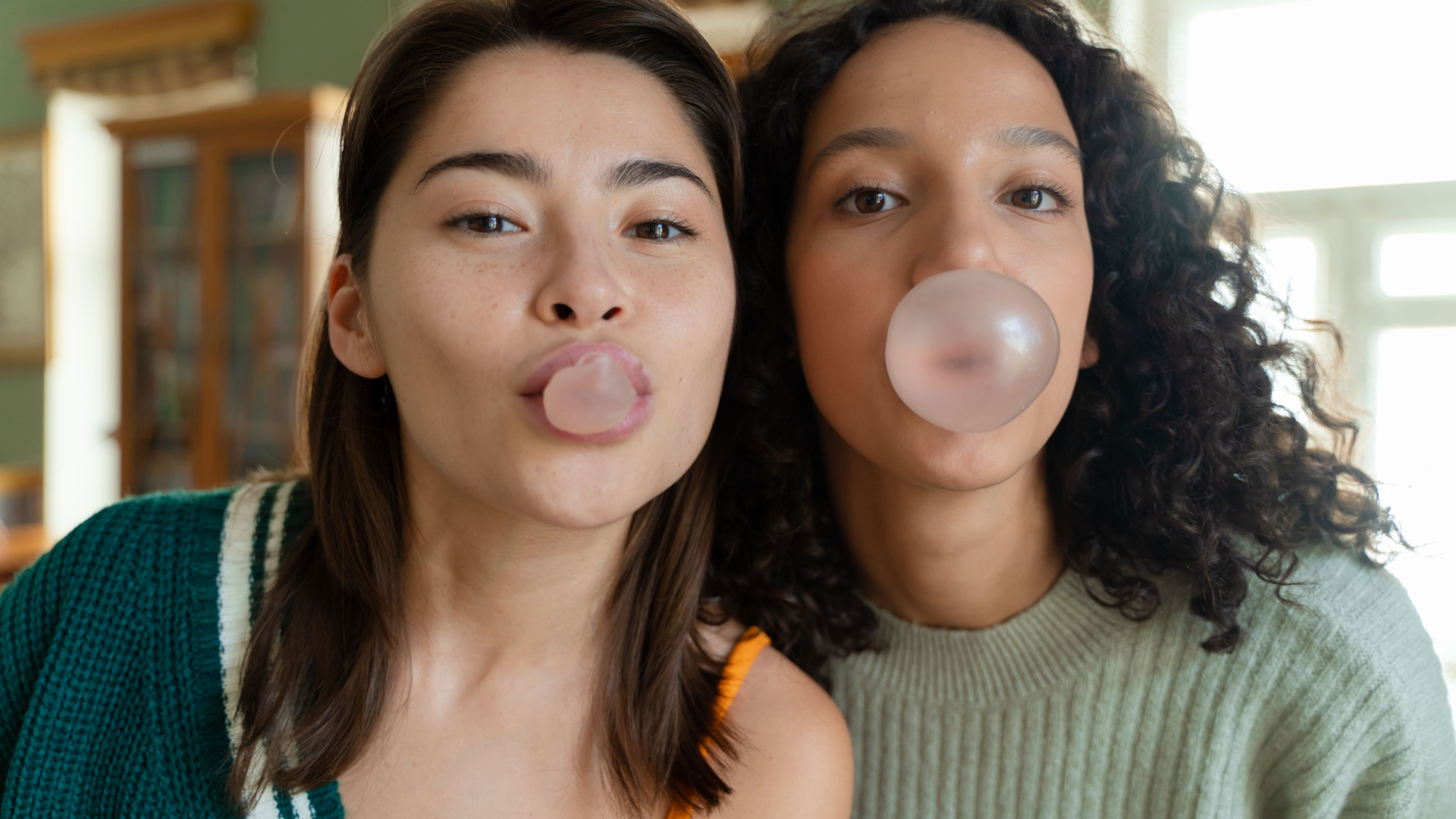 two-women-chewing-gum-thumb-rss.png