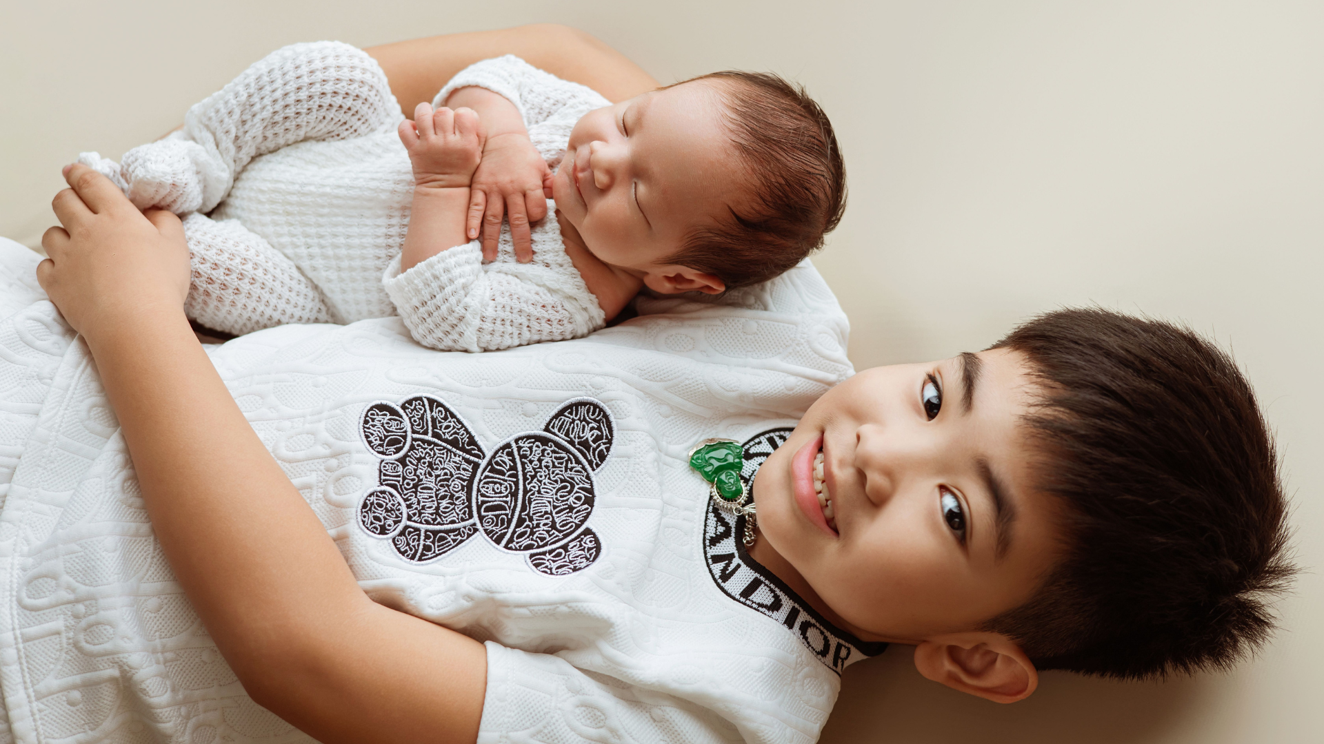 two-siblings-baby-meet-thumb-rss.png
