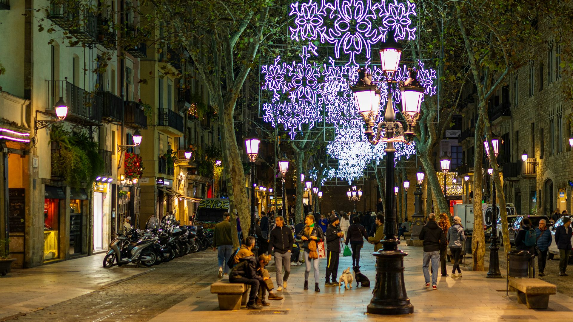a city street filled with lots of people