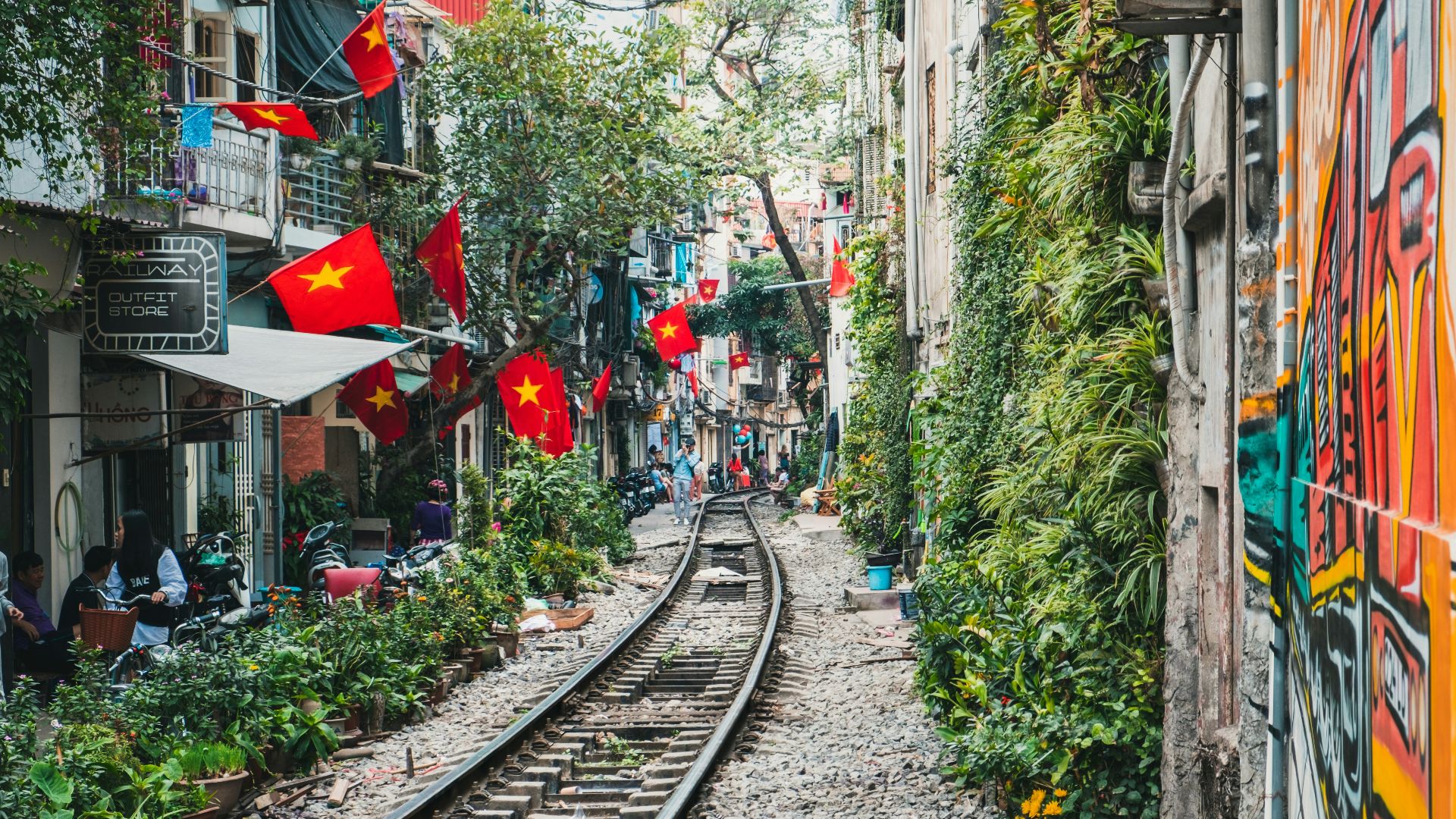a train track running through an alley way