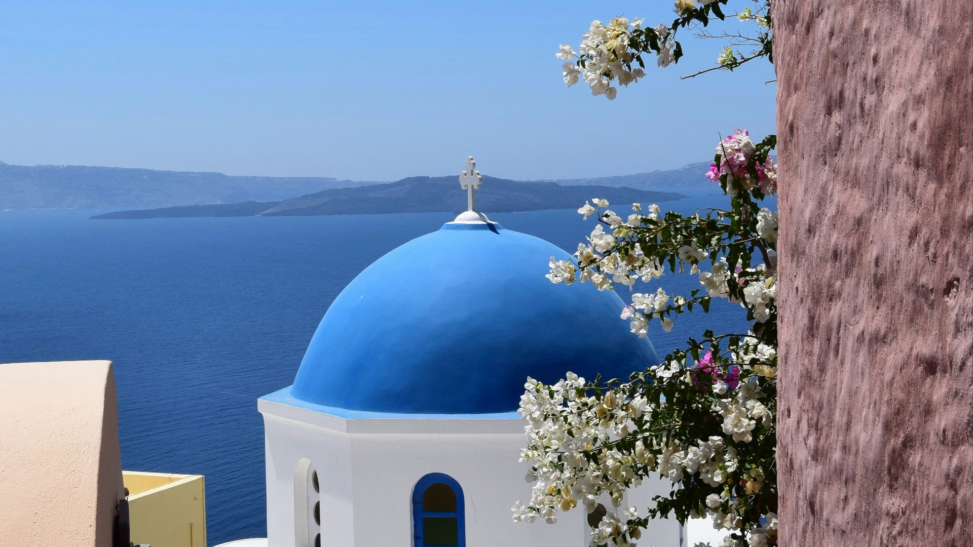 white and blue dome building near ocran