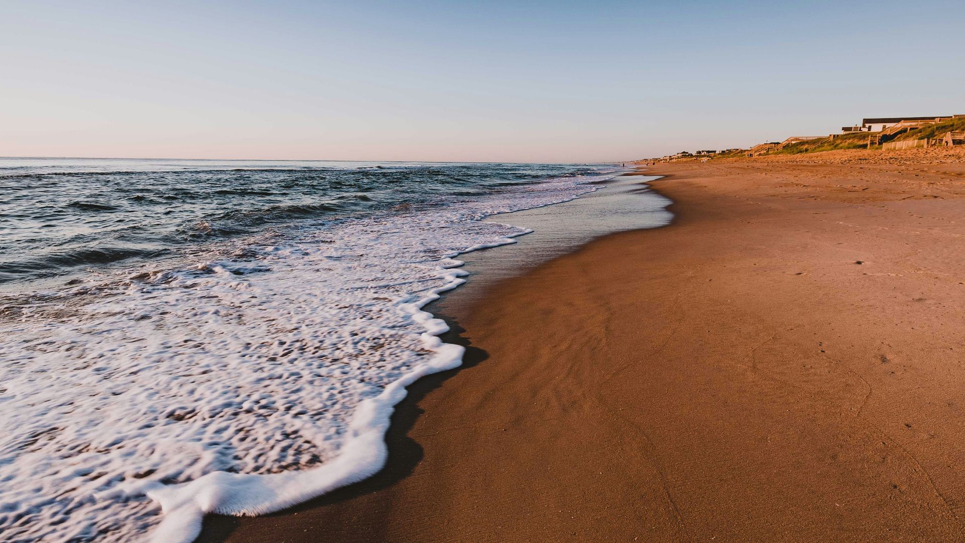 sea waves crashing on shore during daytime