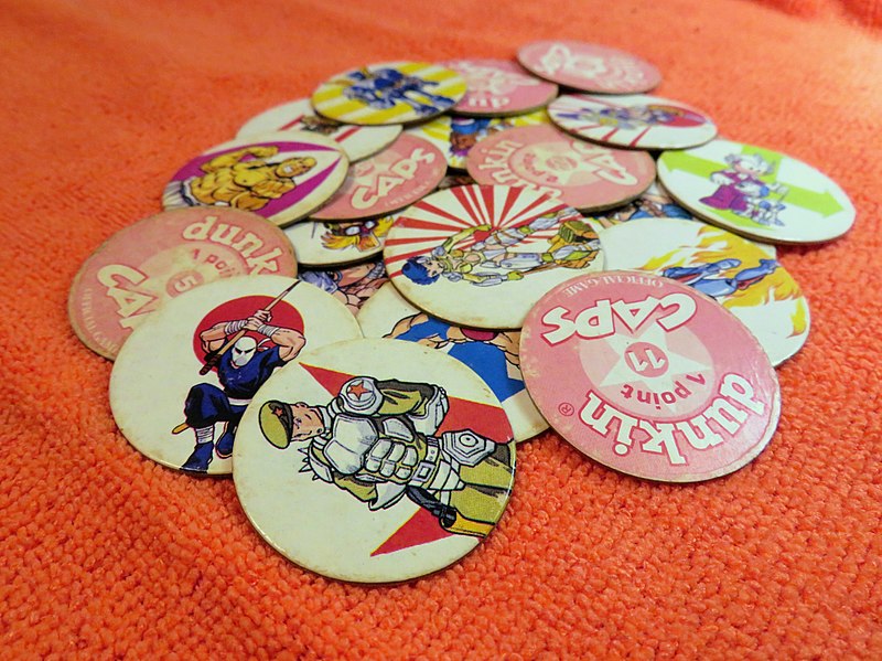 800px-Handful_of_Caps_Pogs.jpg