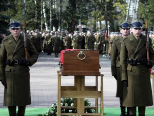Pogrzeb_Zbigniewa_Religi_13_marca_2009_trumna-300x226.jpg