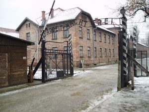 Arbeit_macht_frei_sign_main_gate_of_the_Auschwitz_I_concentration_camp_Poland_-_20051127-300x225.jpg