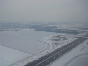 Snow_covered_Schipol_airport_runway_1-300x225.jpg