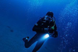 man-underwater-3098970-300x201.jpg