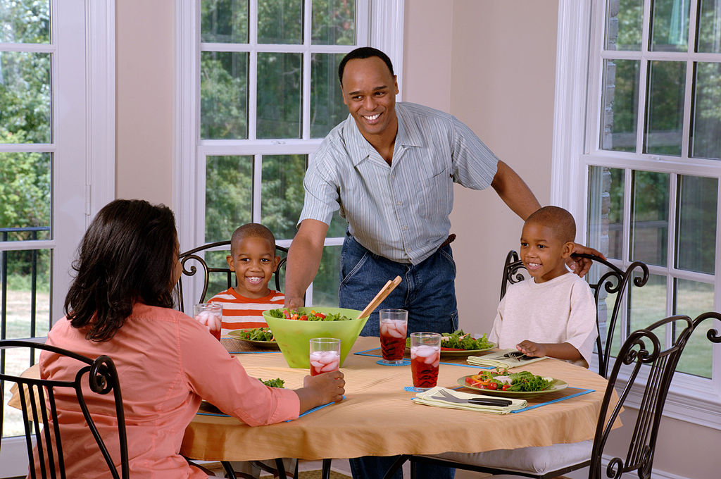 1024px-family_eating_lunch-1542001047126.jpg