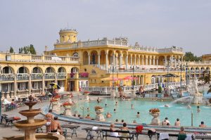 1280px-Budapest_Sze%CC%81chenyi_Baths_R01-300x199.jpg
