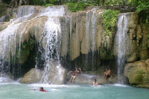 1280px-Erawan_Waterfall_Kanchanaburi_Province_Thailand_-_June_2004-300x200.jpg