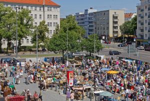 1280px-Rth_Schoeneberg_08_flea_market-300x202.jpg