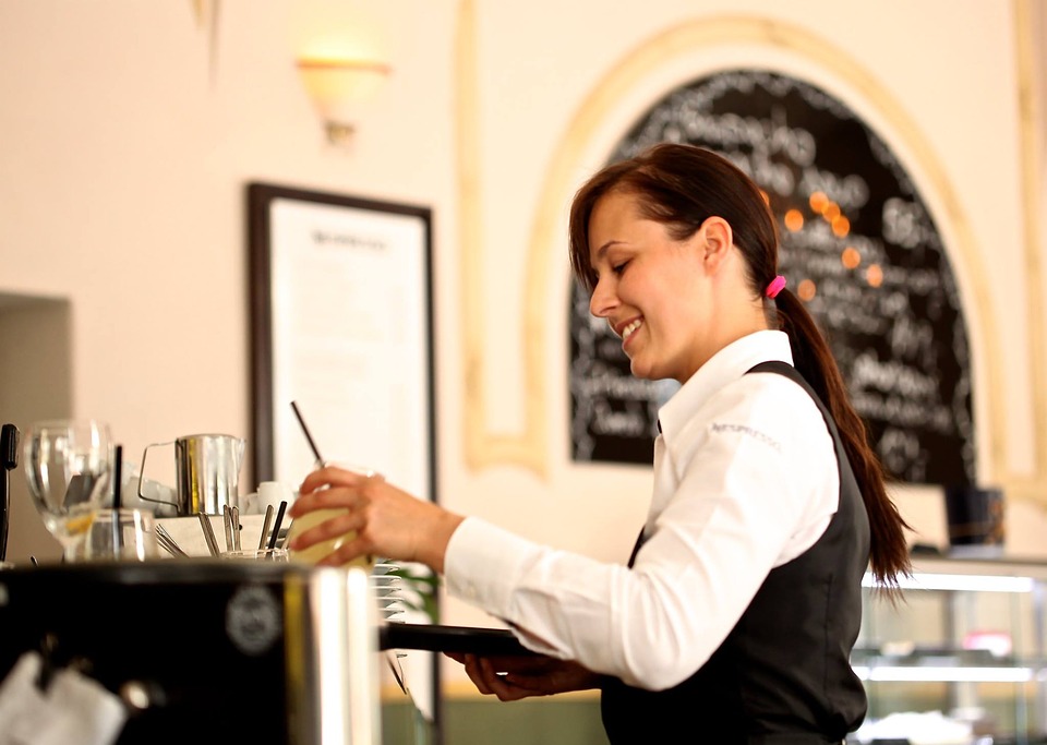 waitress-2376728_960_720-1540784077239.jpg
