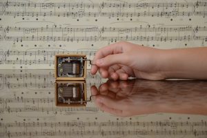 1920px-Small_music_box-300x200.jpg