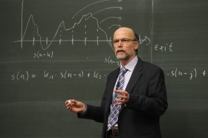 birger_kollmeier_professor_blackboard_physics_lecturer_university_teacher_t-1545168006883-300x200.jpg