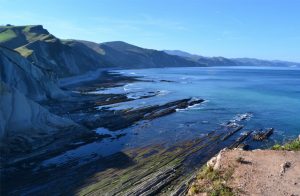 Deba_eta_Zumaia_arteko_marearteko_zabalgunea_eta_Algorri_hondartza_Gipuzkoa_Euskal_Herria-300x196.jpg