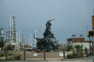 1280px-Denkmal_in_Artesia_New_Mexico-300x200.jpg