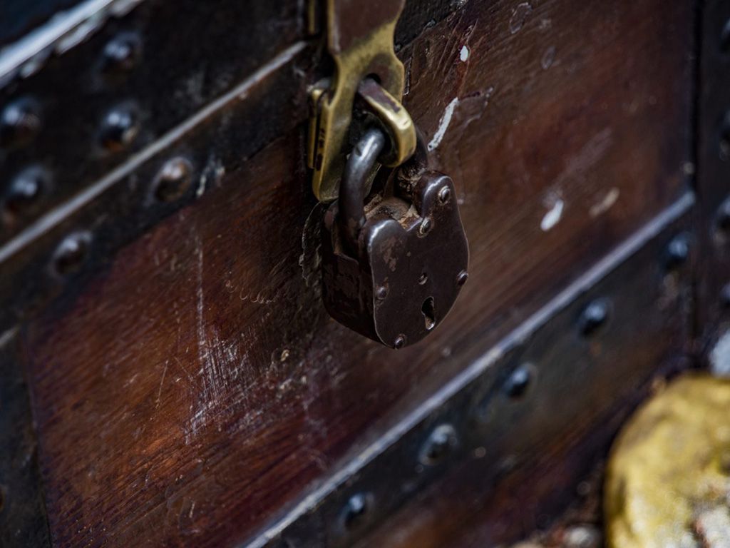 resizevintage-trunk-lock-1536x1025-1.jpg.optimal.jpg