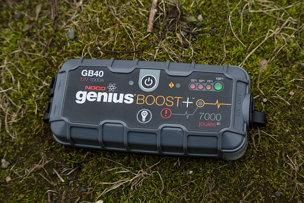 1024px-nocogeniusboostgb40-carbatteryboosterjumpstarter27189494027.jpg