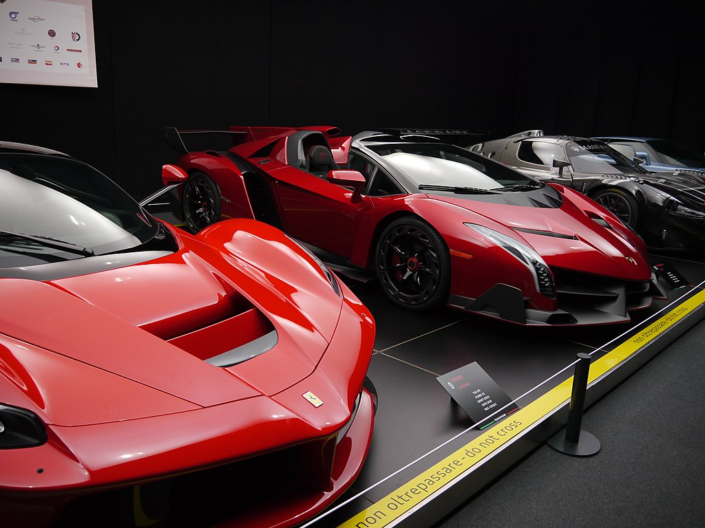 Autoworld_Br%C3%BCssel_148_-_Italian_Car_Passion_-_Lamborghini_Veneno_Roadster.jpg