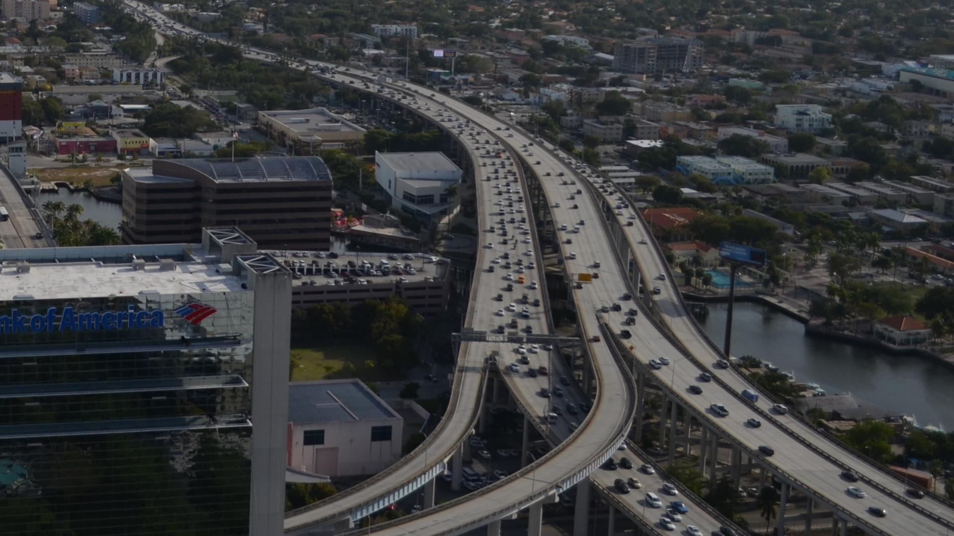 Miami_traffic_aerial_I-95_North_downtown.jpg
