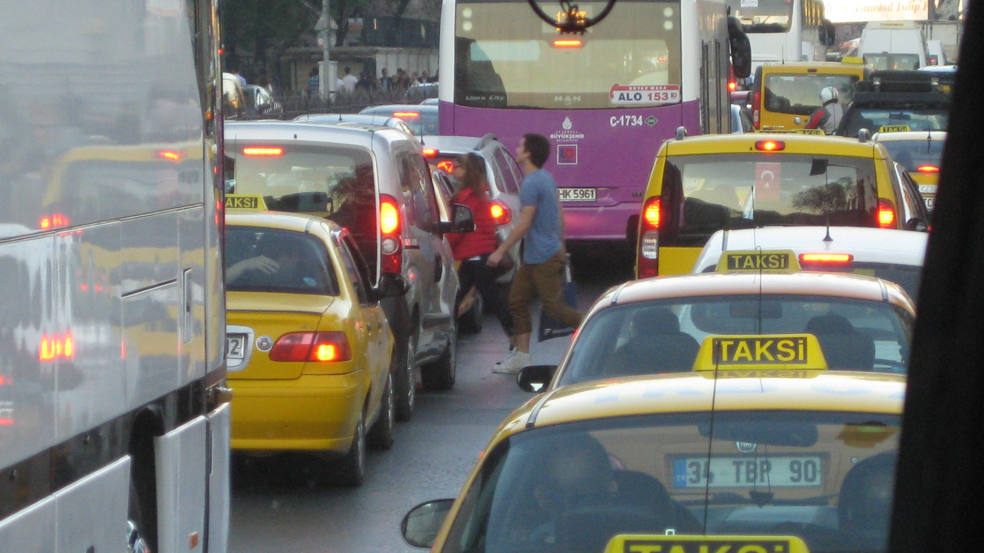 Traffic_jam_in_Istanbul%2527s_road.JPG