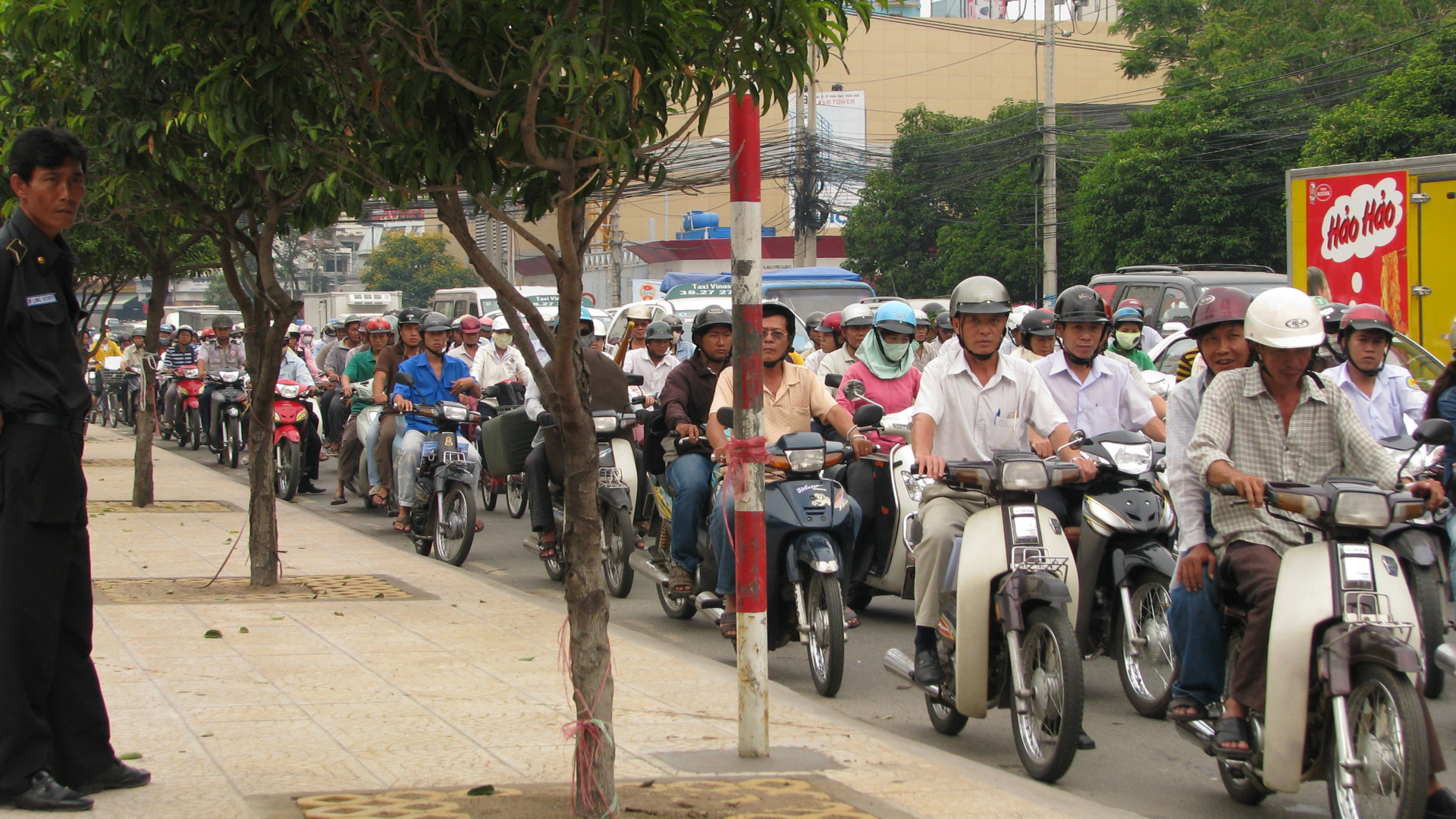 Vietnam_08_-_71_-_Saigon_traffic_%25283170527435%2529.jpg
