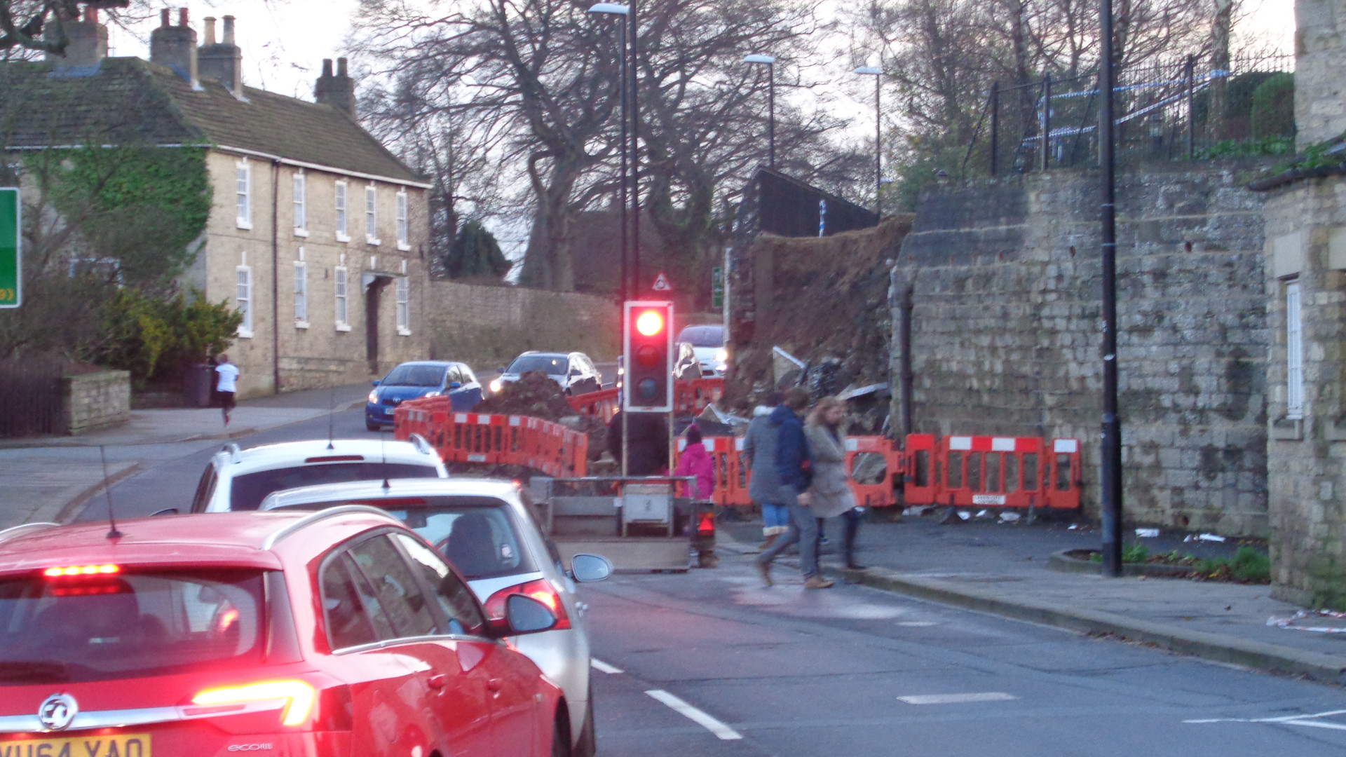 Queue_at_the_traffic_lights_by_the_wall_collapse%252C_Boston_Road%252C_Wetherby_%252827th_December_2015%2529.JPG
