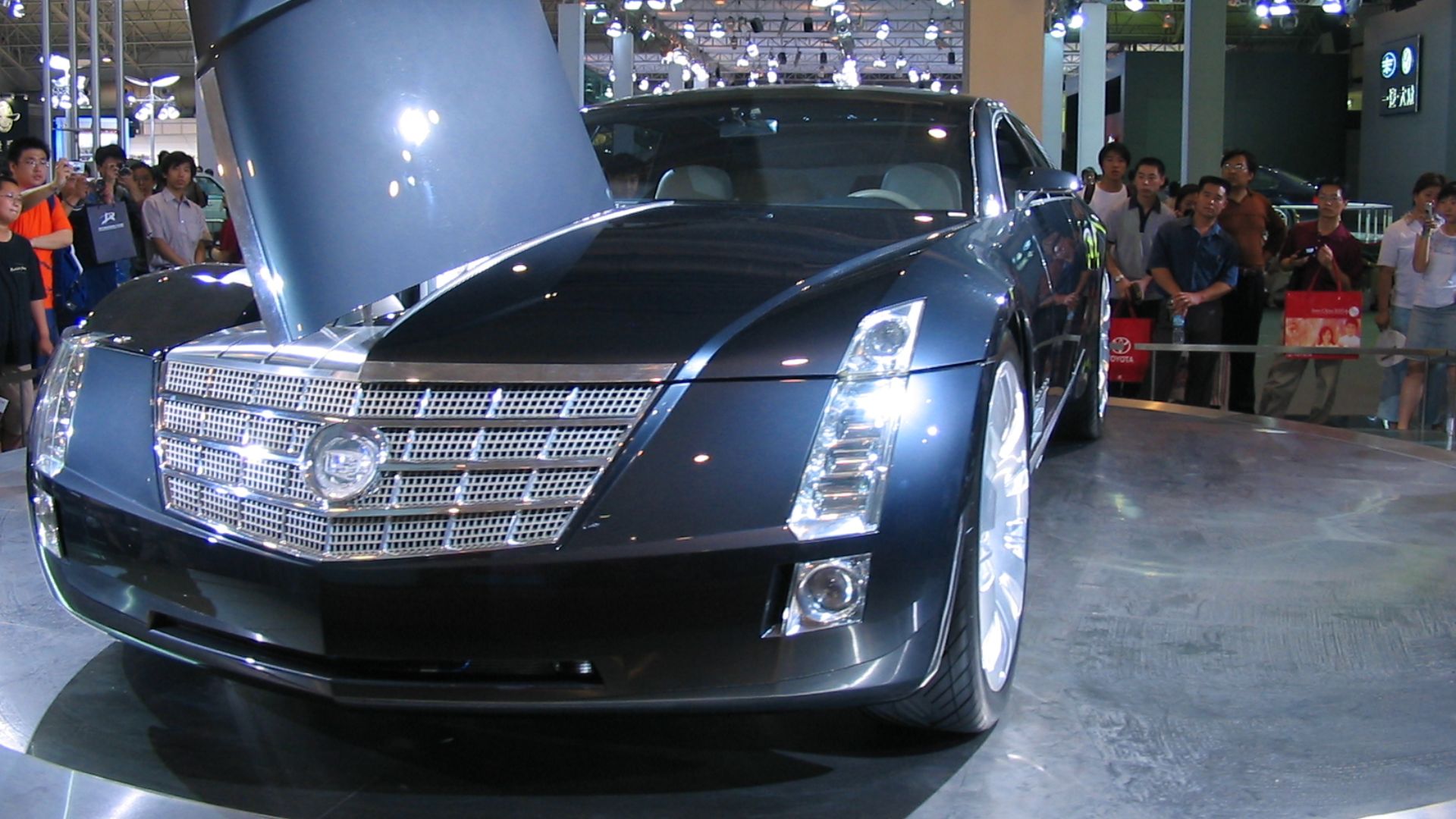 File:An auto show in China, 2004 (2).jpg