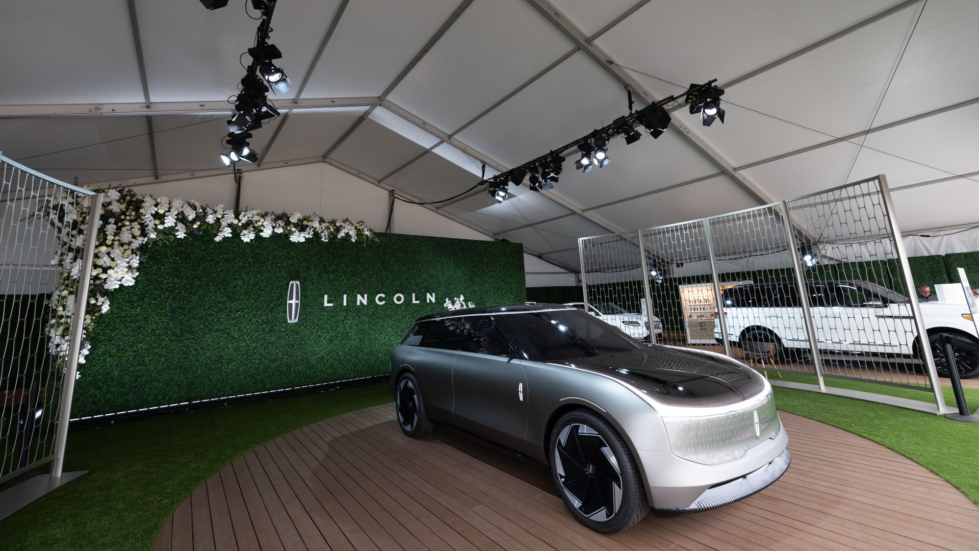 File:Choura Events builds Large Tented Structure for Lincoln Activation at Pebble Beach Concours d'Elegance.jpg