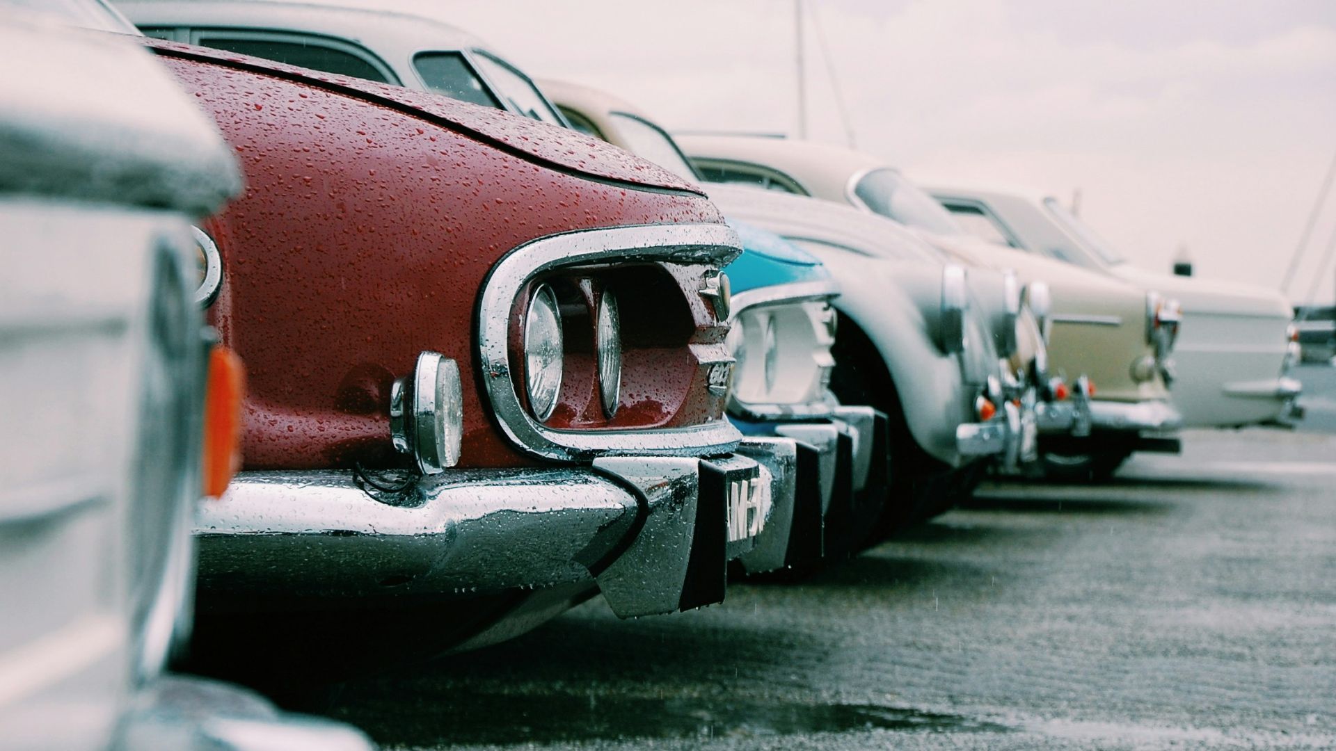 shallow focus photography of red car