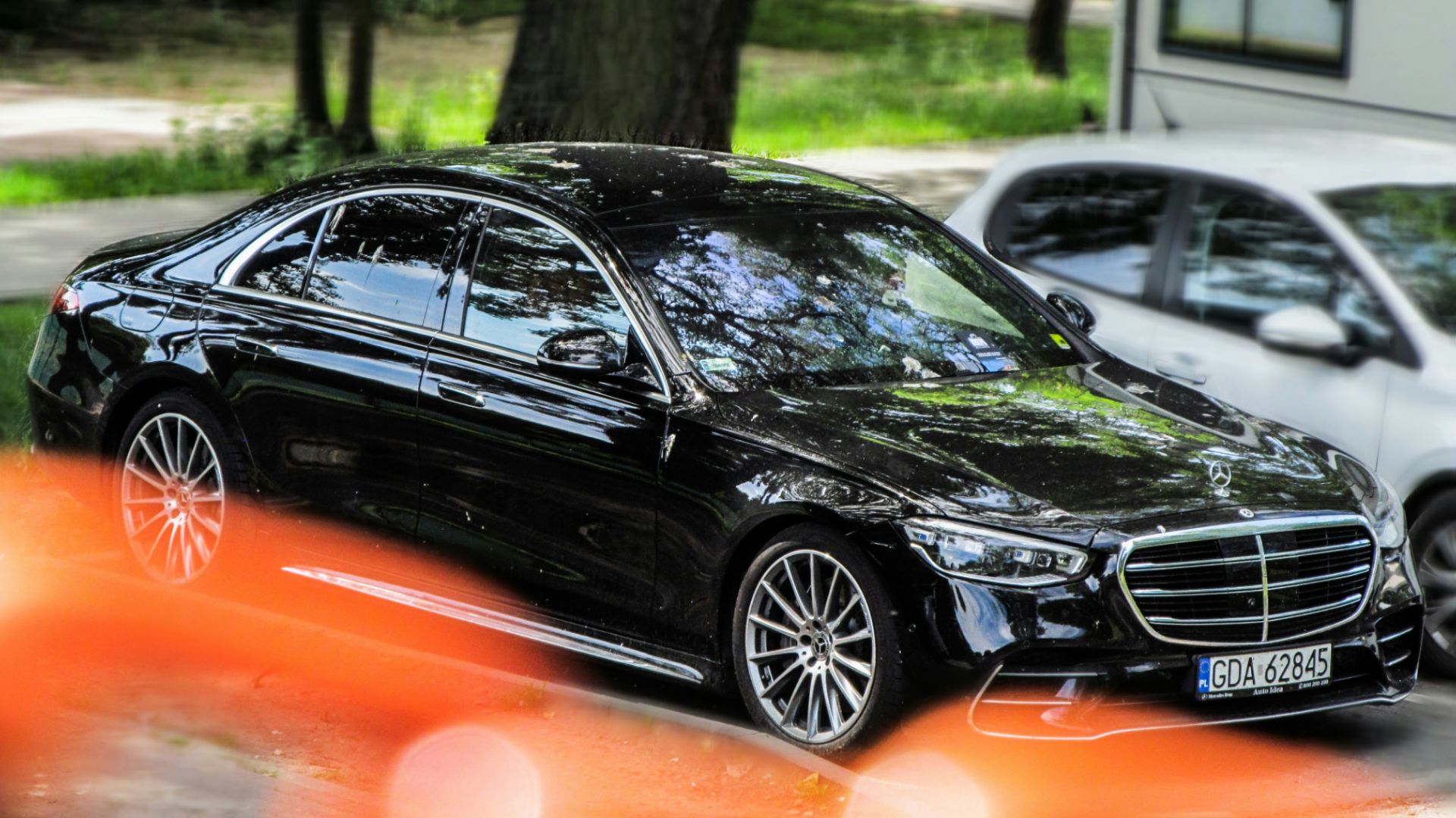 a black car parked next to a white car