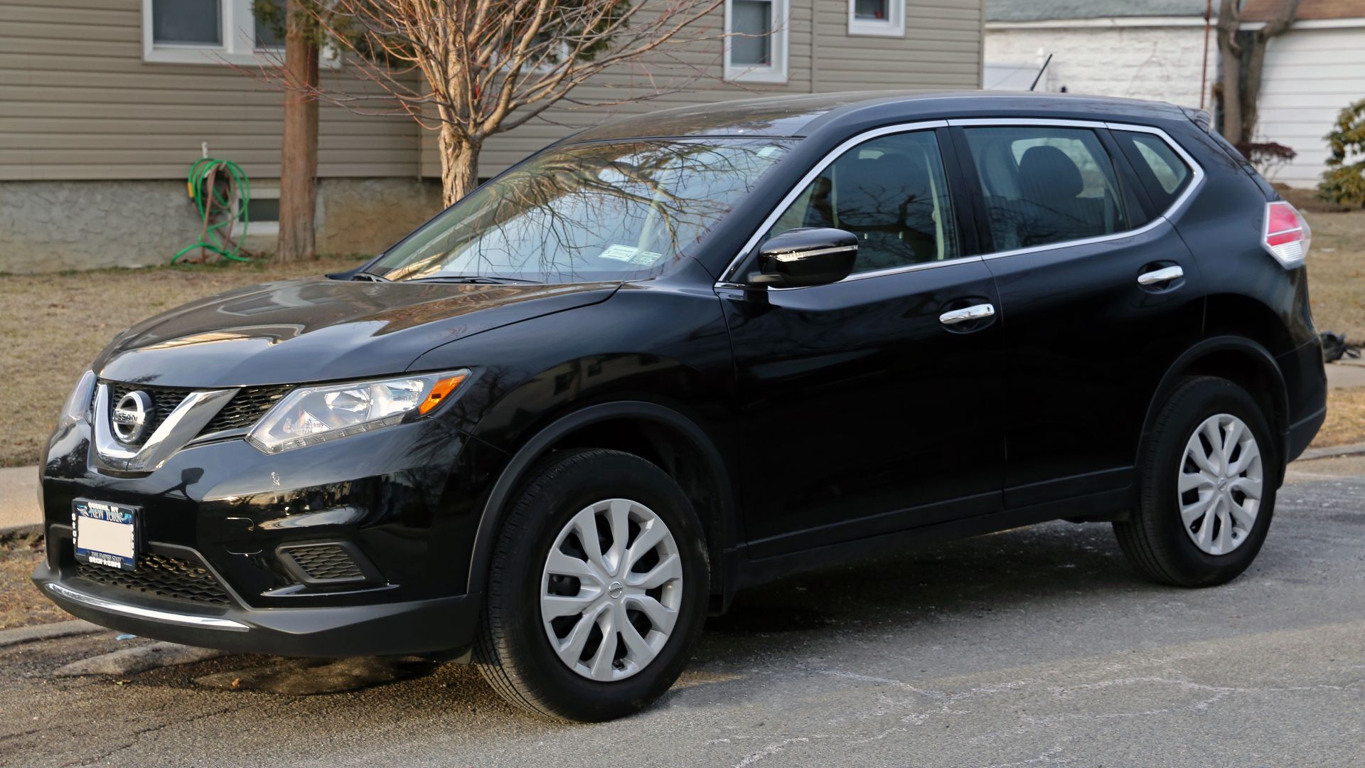 File:2014 Nissan Rogue S AWD front left.jpg