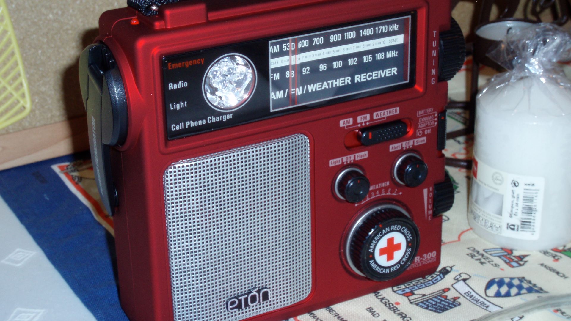 File:Eton FR300 emergency crank radio.jpg