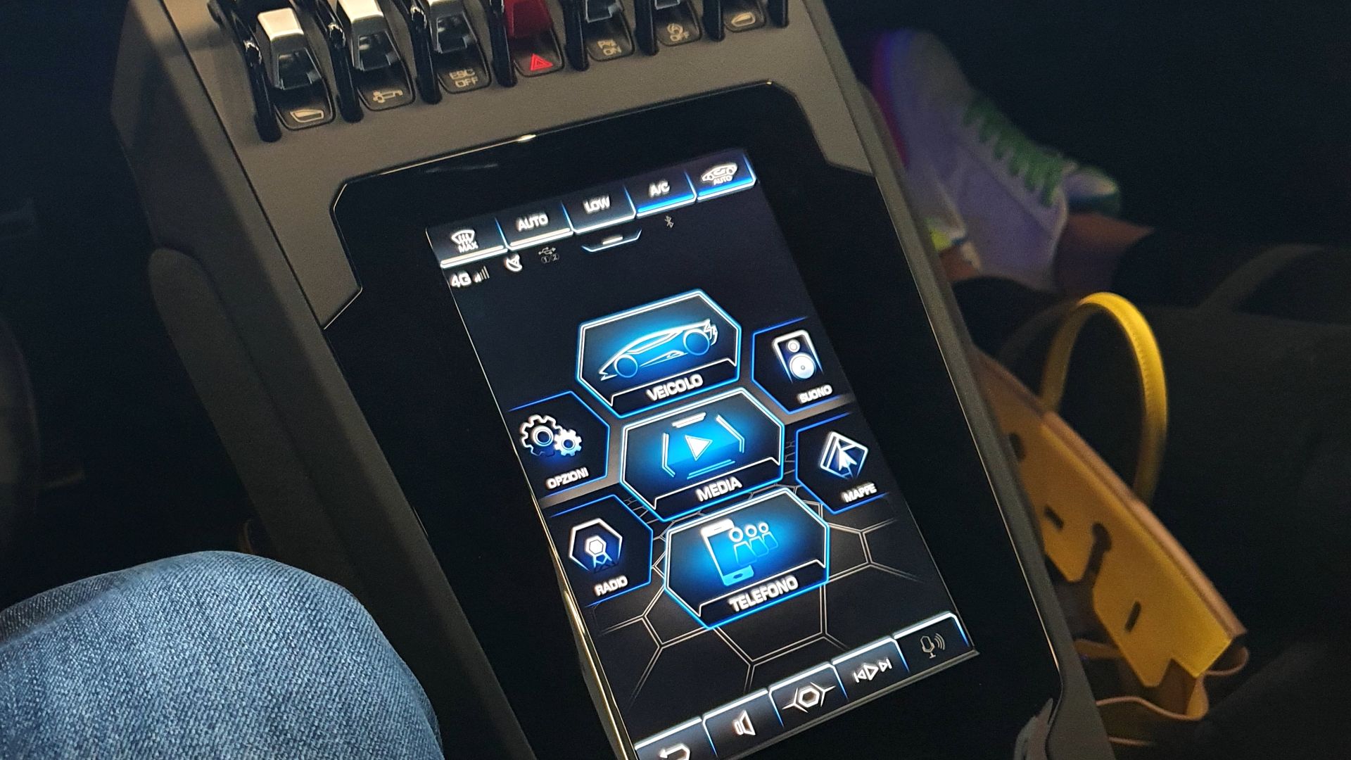 File:Lamborghini Infotainment .jpg