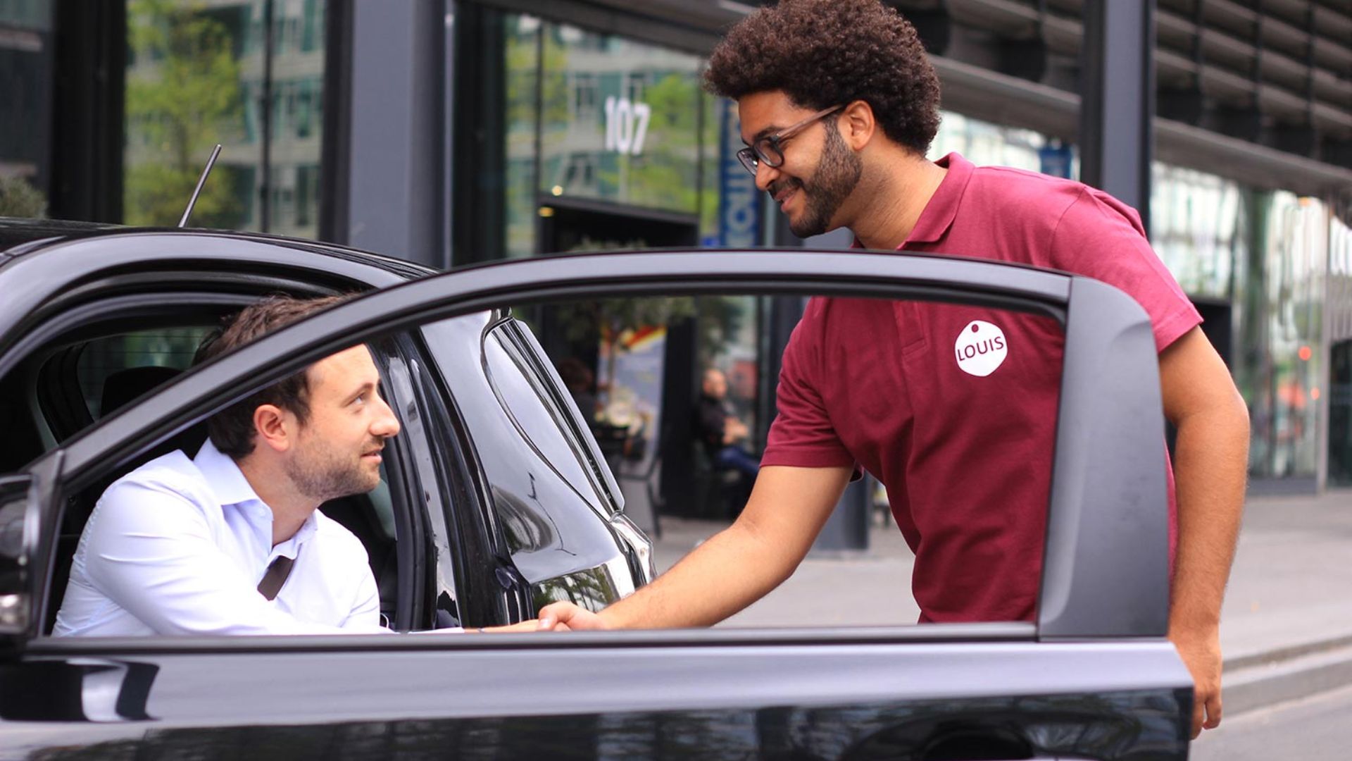 File:Voiturier à la demande réceptionne un véhicule.jpg