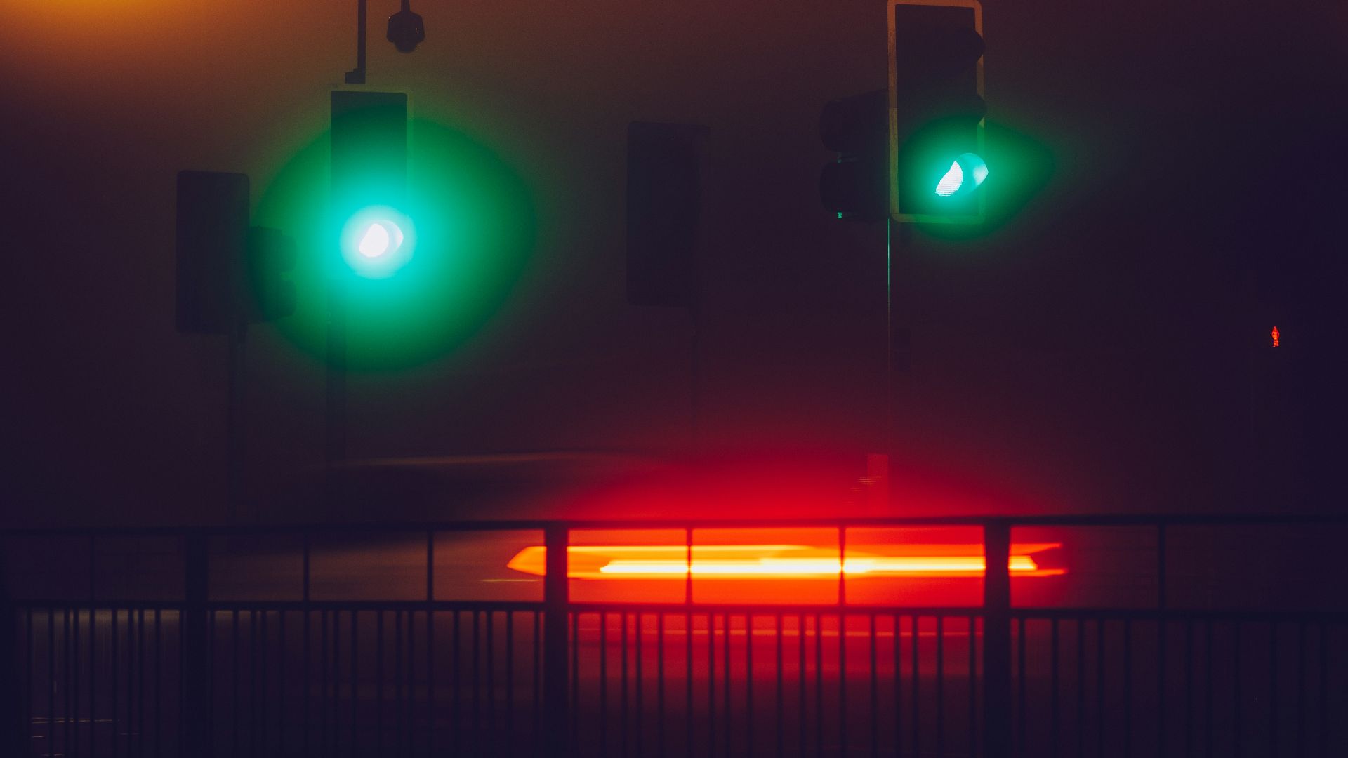 green and red traffic light