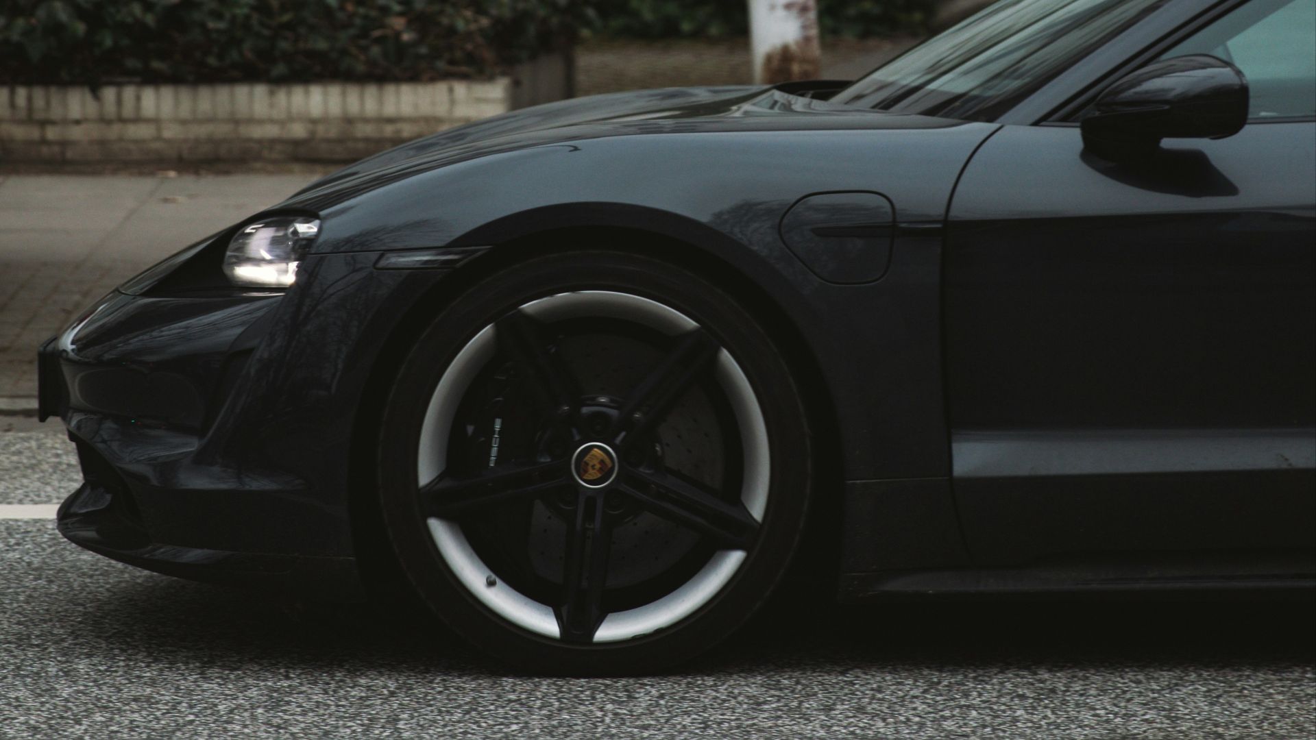 black bmw m 3 parked on street during daytime