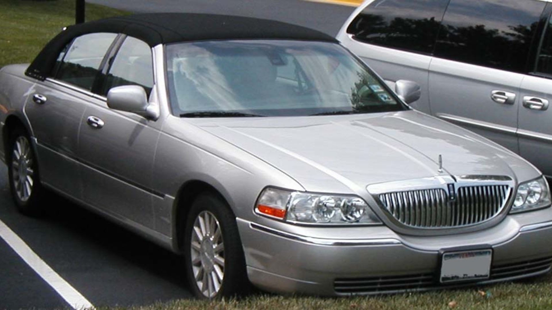 File:Lincoln Town Car (1998) 2.jpg