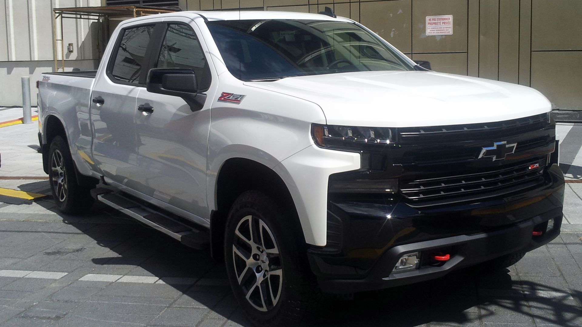 File:'19 Chevrolet Silverado 1500 Crew Cab @ Francos 2019.jpg