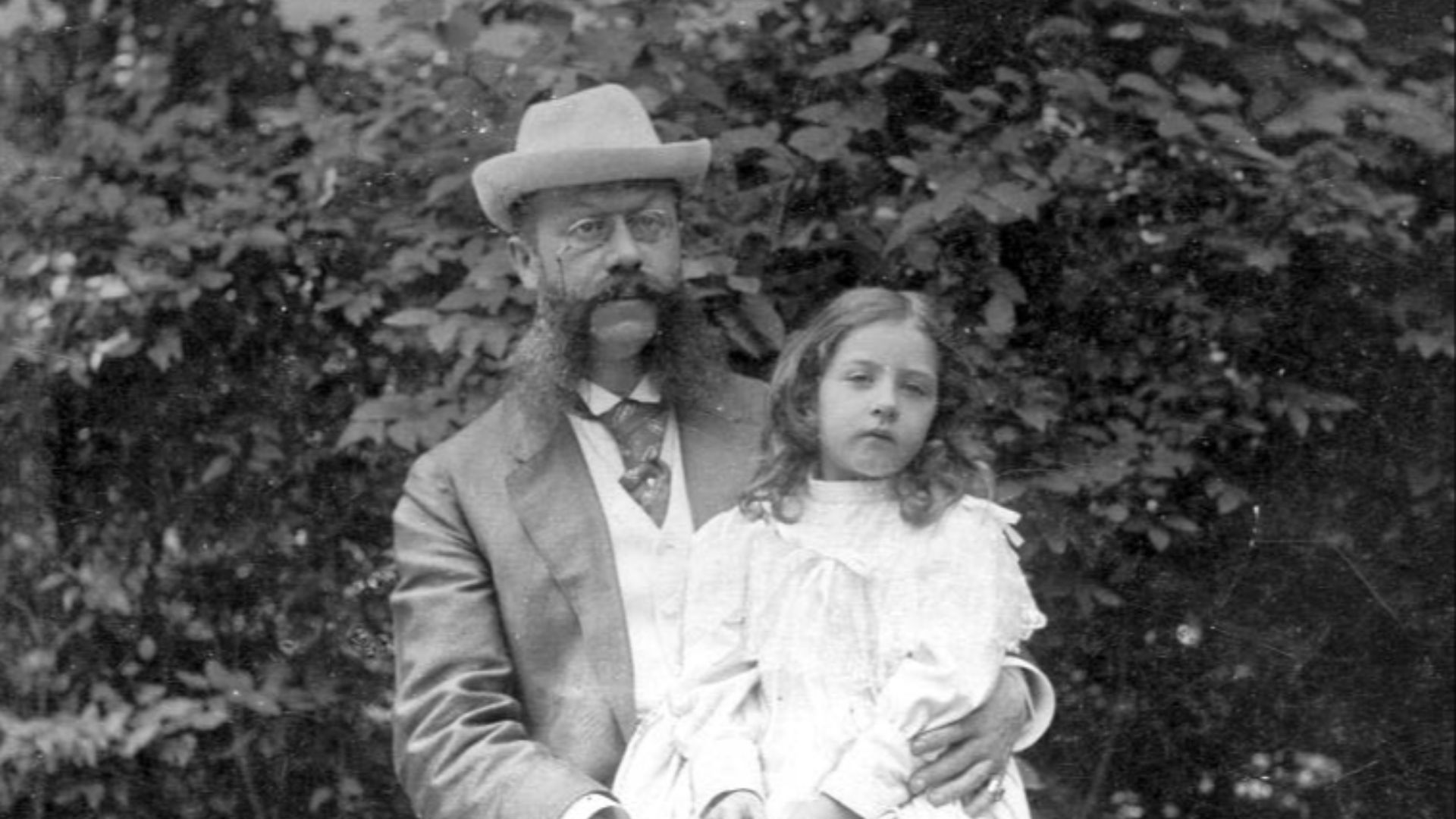 File:Emil and mercedes jellinek.jpg