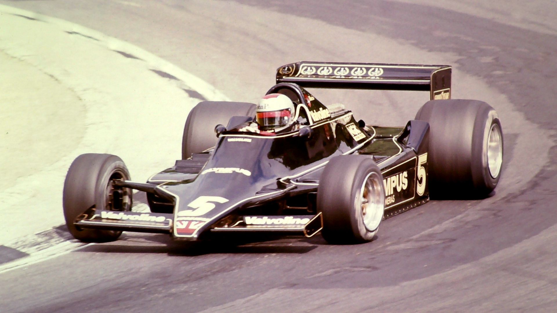 File:Mario Andretti - Lotus 79 rounds Druids at the 1978 British Grand Prix (50050517982).jpg